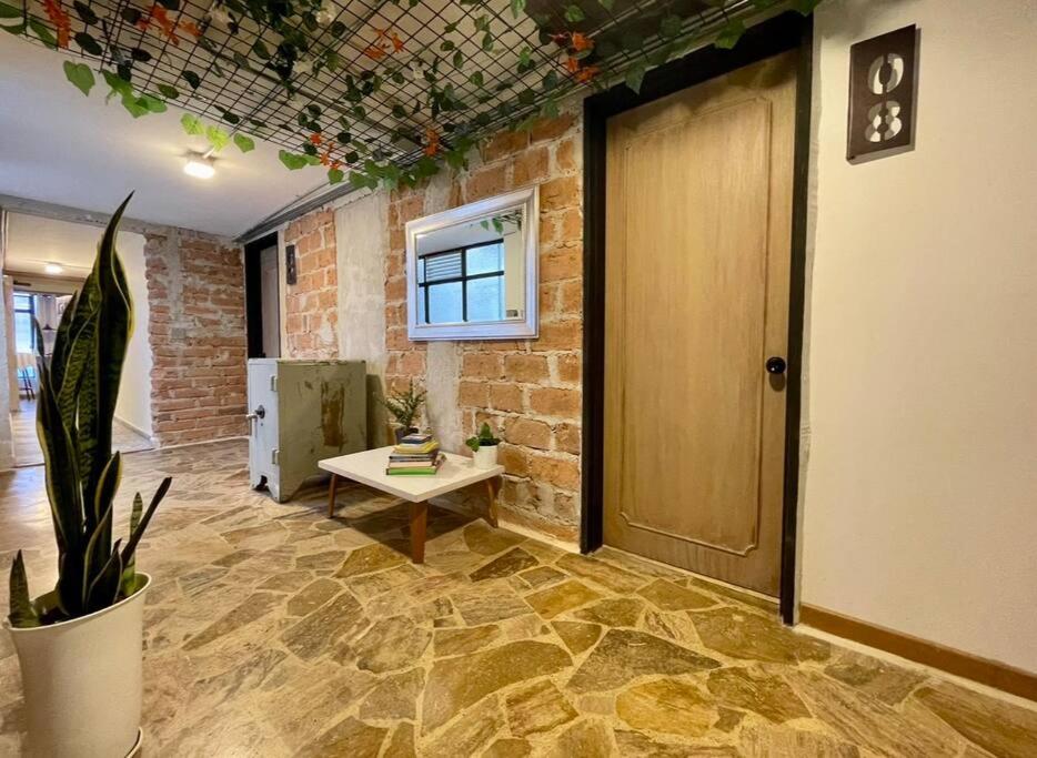 Habitación con puerta, mesa y planta en Loft con vista, Diseño autentico y Ubicacion PRIME, en Manizales