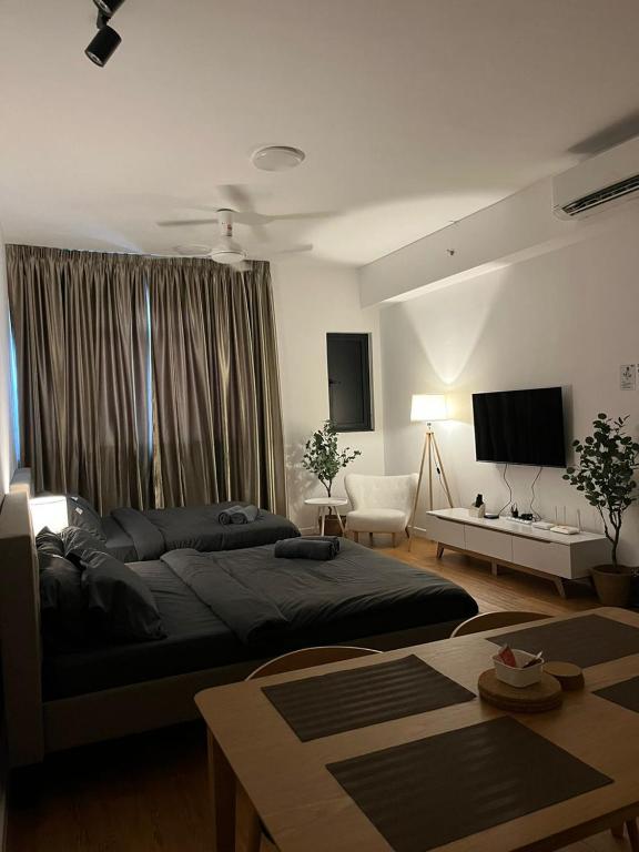 TV a/nebo společenská místnost v ubytování Chambers Residence by Gloria Homes