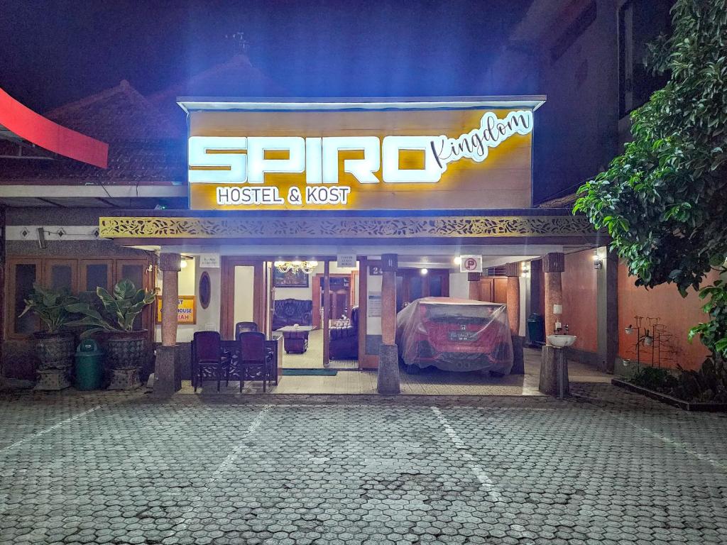 a store front with a sign for a car dealership at RedDoorz Syariah Near Alun-Alun Tulungagung in Tulungagung