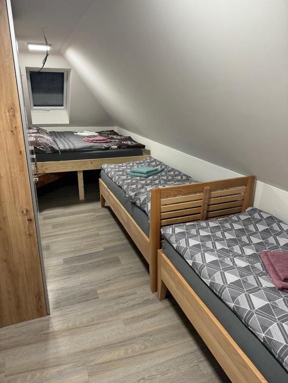 Postel nebo postele na pokoji v ubytování Vila Tanvald s wellness a wallboxem