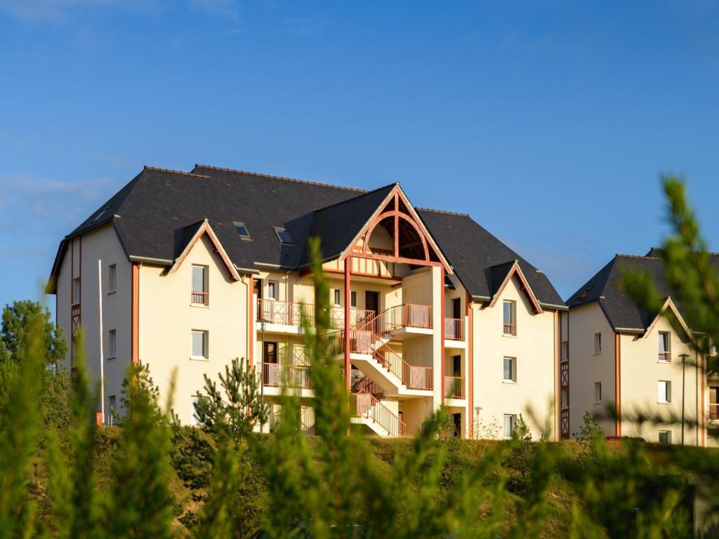 un grand immeuble au sommet d'une colline dans l'établissement Apartment in Sables d'Or near Golden Beach, aux Sables-dʼOr-les-Pins