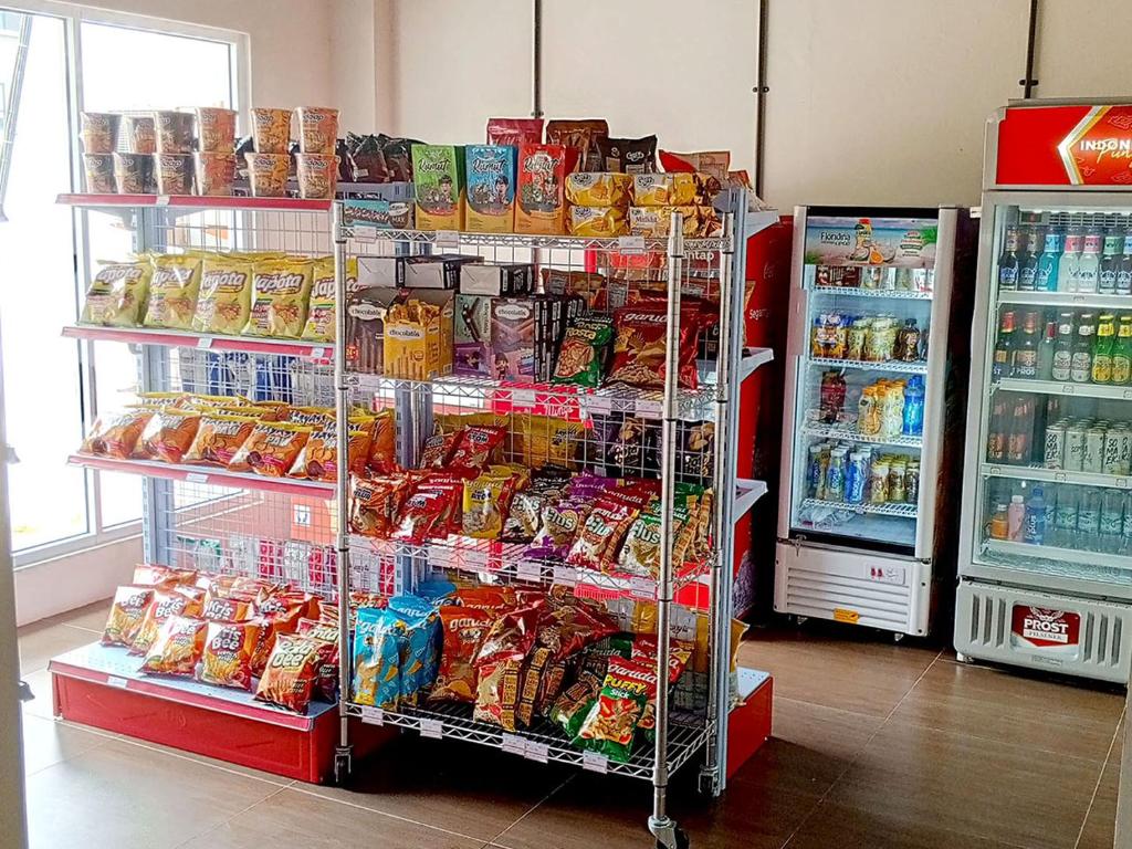 Supermarket nebo jiné obchody v  hotelu nebo okolí
