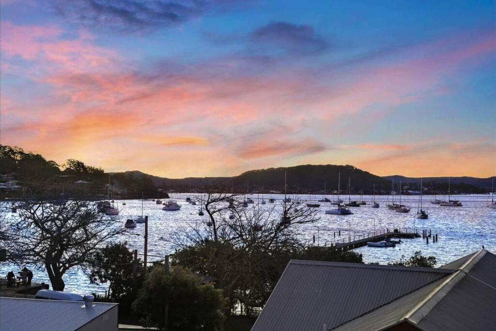 Una vista de un puerto con barcos en el agua. en Magical Hardy's Bay Waterfront Apartment, en Killcare