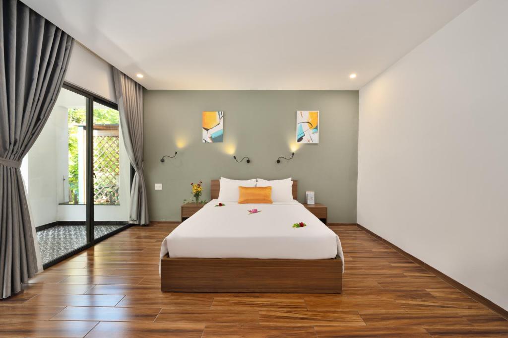Postel nebo postele na pokoji v ubytování Hoi An January Villa