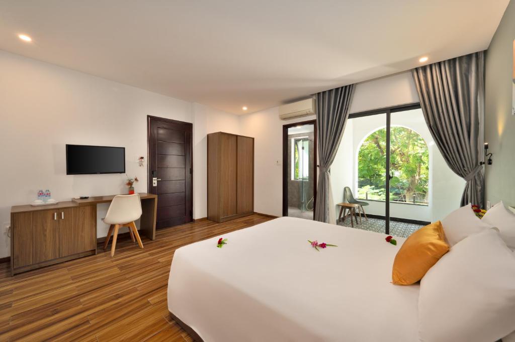 Postel nebo postele na pokoji v ubytování Hoi An January Villa