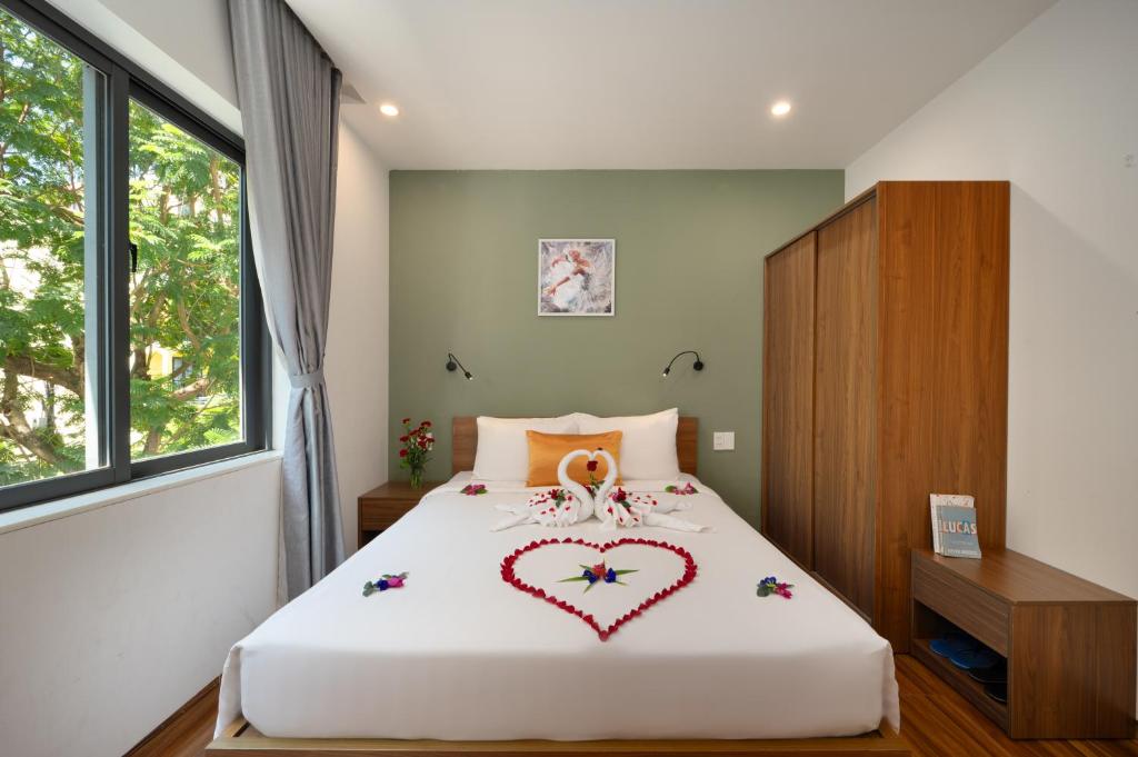 Postel nebo postele na pokoji v ubytování Hoi An January Villa