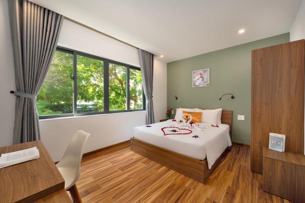 Postel nebo postele na pokoji v ubytování Hoi An January Villa