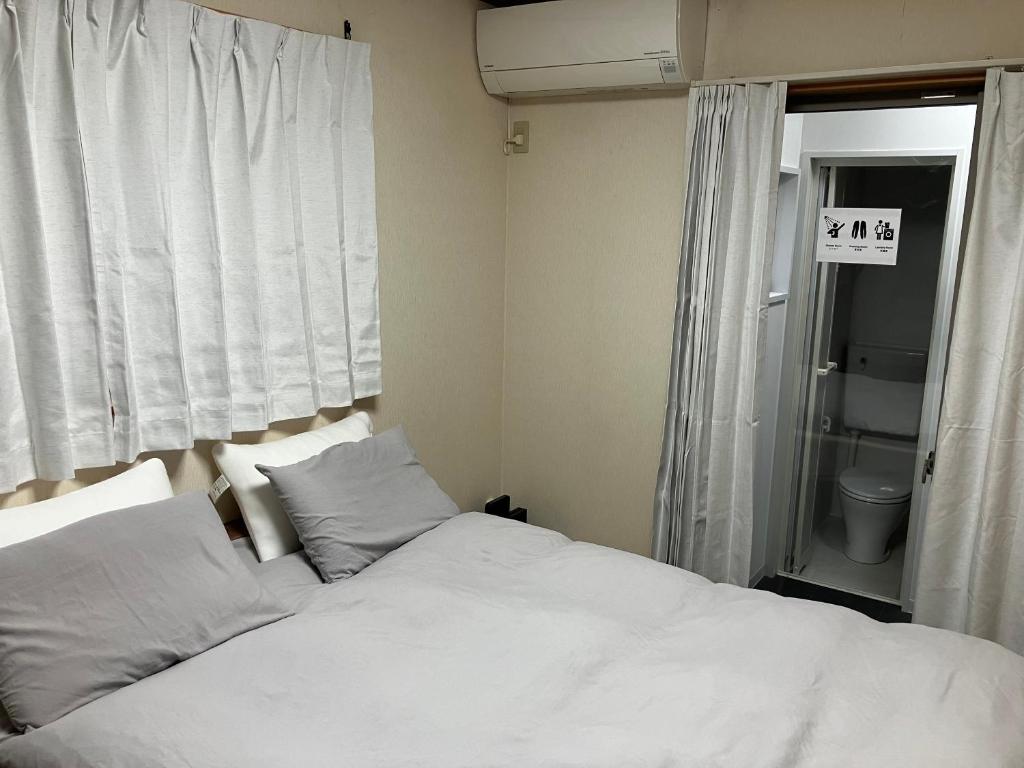 Postel nebo postele na pokoji v ubytování 幕張メッセまで2分 東京ディズニーランドまで15分 毎日24時間 交通機関利用可 2 minute away from Makuhari Messe and 15 minutes away to Tokyo Disneyland and 24 Hours public transport