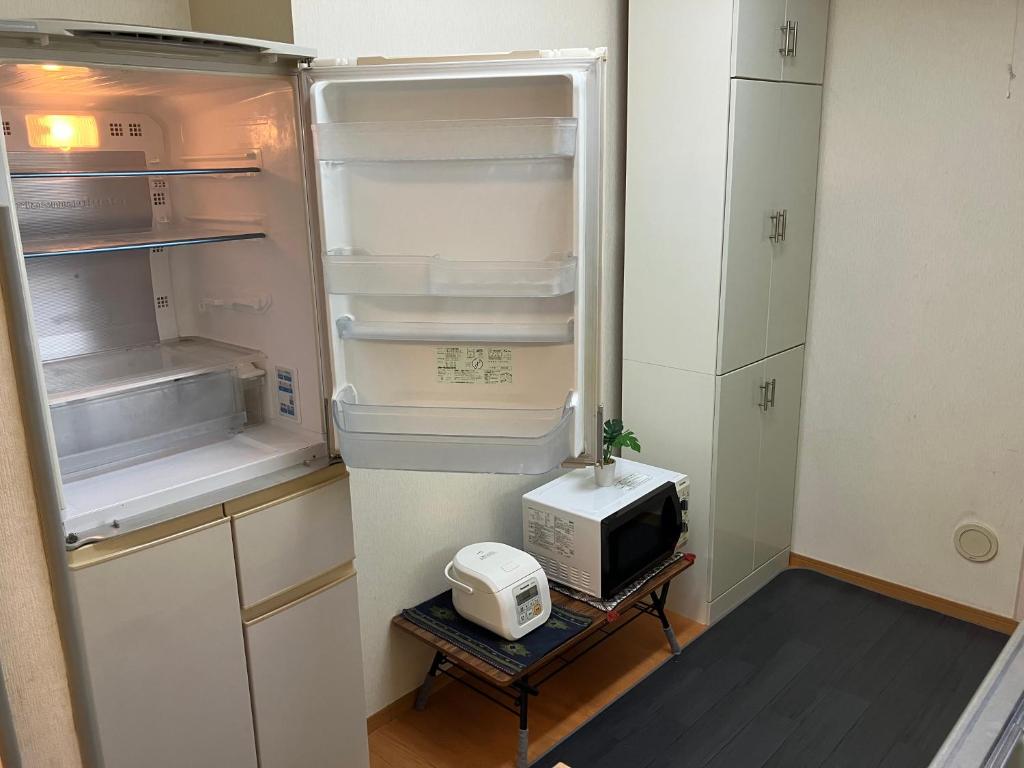 Kuchyň nebo kuchyňský kout v ubytování 幕張メッセまで2分 東京ディズニーランドまで15分 毎日24時間 交通機関利用可 2 minute away from Makuhari Messe and 15 minutes away to Tokyo Disneyland and 24 Hours public transport