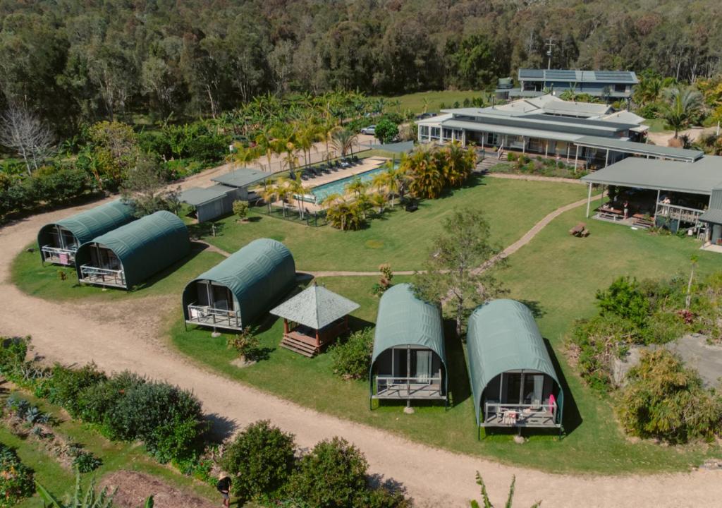 una vista aerea di un resort con tende e piscina di Byron Yoga Centre a Byron Bay
