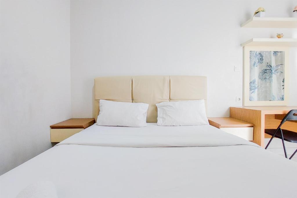 Ένα ή περισσότερα κρεβάτια σε δωμάτιο στο Homey and Elegant Studio Amazana Serpong Apartment By Travelio