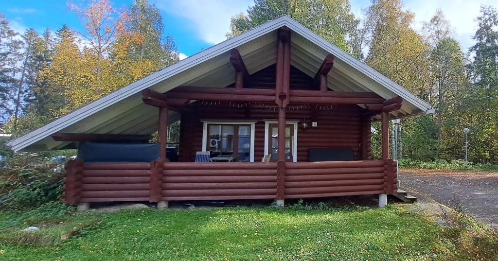 Cabaña de madera pequeña con techo inclinado en Rustholli City Cottage Tampere, en Tampere