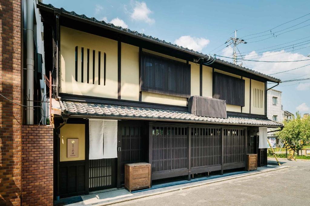a building with black and white at Konoha Yura Machiya Holiday House in Kyoto