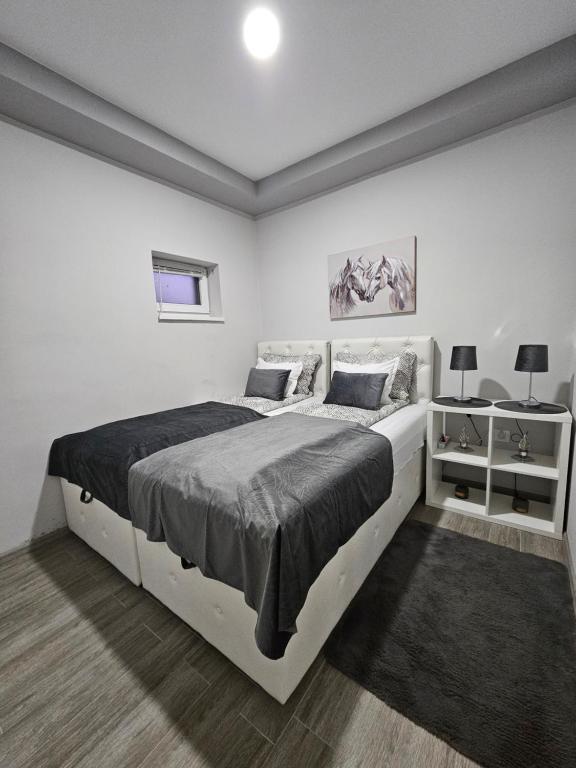 En eller flere senge i et værelse på Apartmani i sobe Gromilovic Apartman 4