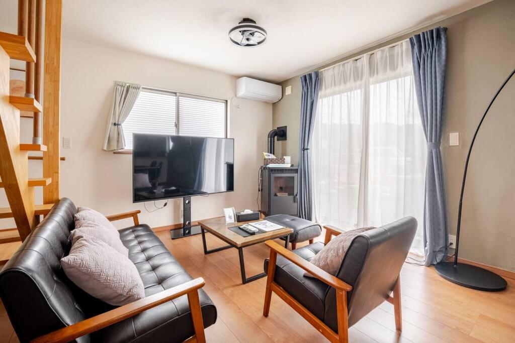TV a/nebo společenská místnost v ubytování Garage villa KuuMa