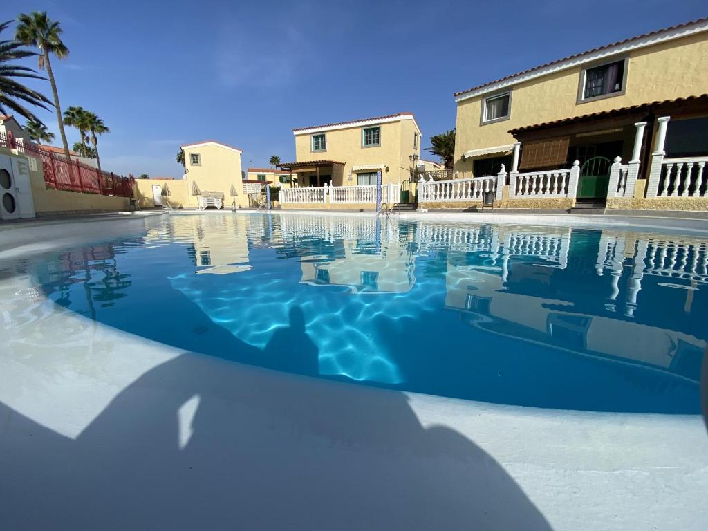 Bazén v ubytování Cozy and Sunny Bungalow in Maspalomas nebo v jeho okolí