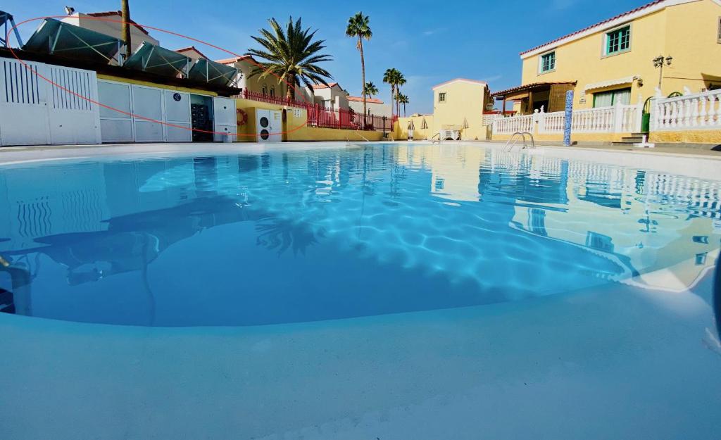 Bazén v ubytování Cozy and Sunny Bungalow in Maspalomas nebo v jeho okolí