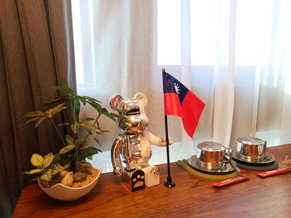 Una figura de un esqueleto sosteniendo una bandera sobre una mesa. en 島内小宿, en Osaka