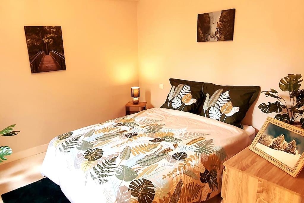 a bedroom with a bed with a comforter on it at App 3 - T2 Calme et Lumineux Hyper-Centre 5min de la gare in Évreux