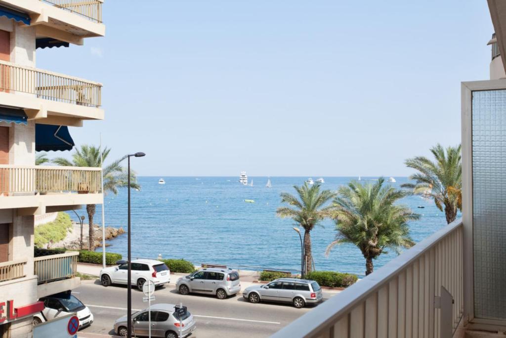 une vue sur l'océan depuis un balcon dans l'établissement Appartement Ilette - Welkeys, à Antibes