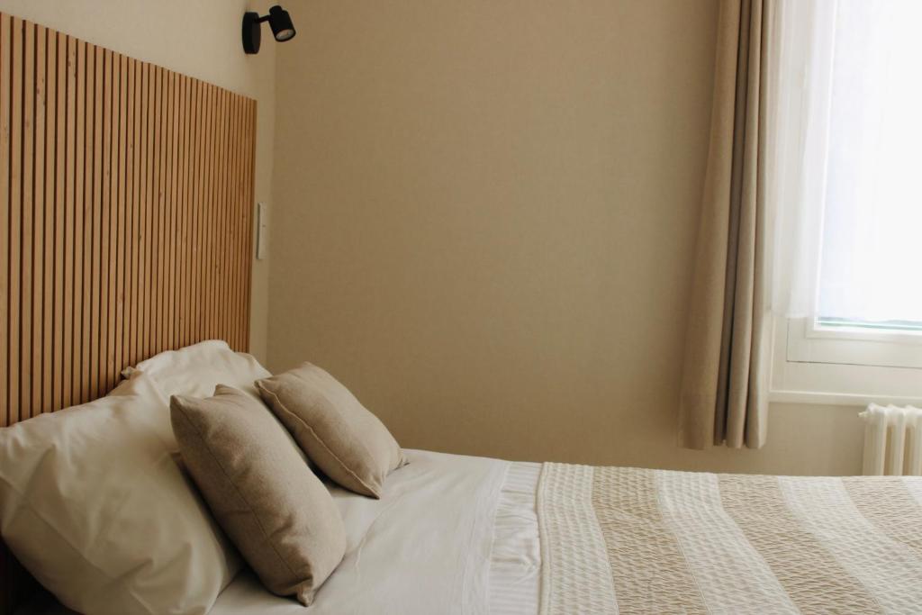 Postel nebo postele na pokoji v ubytování Logis Hôtel L'Ayguelade