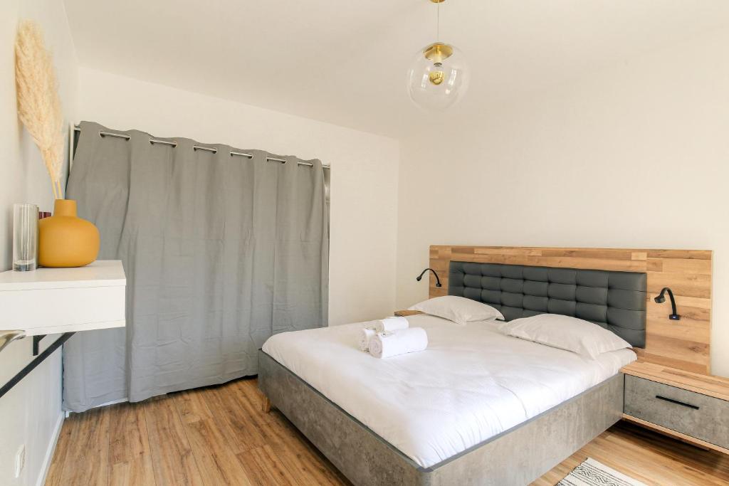 Postel nebo postele na pokoji v ubytování Maison cosy avec terrasse à 15 minutes de Lyon et WIFI