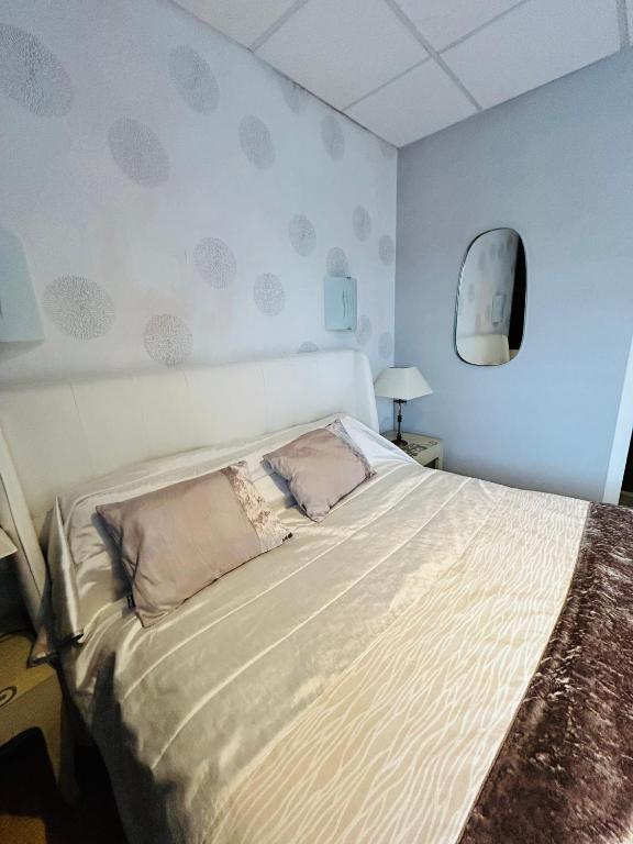 Postel nebo postele na pokoji v ubytování Logis Hôtel L'Ayguelade