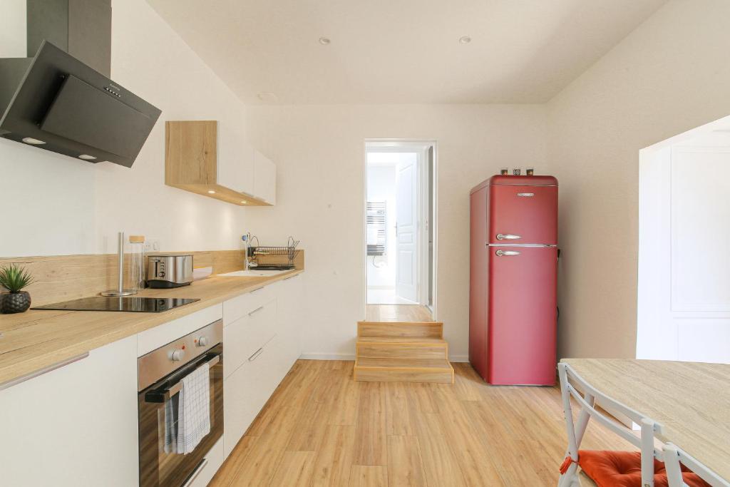 Kuchyň nebo kuchyňský kout v ubytování Maison cosy avec terrasse à 15 minutes de Lyon et WIFI