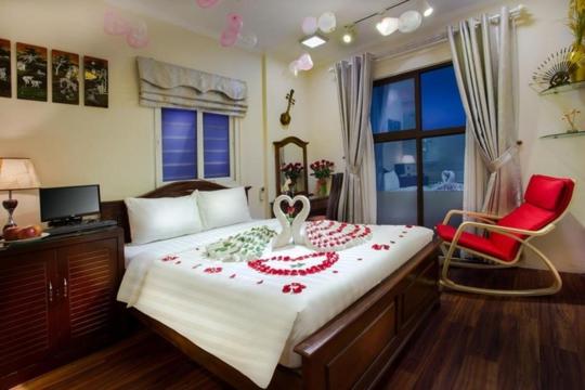 Postel nebo postele na pokoji v ubytování Viet Hotel & Travel