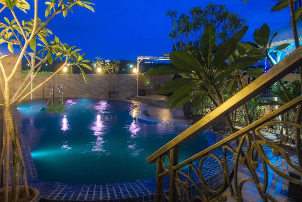 Bazén v ubytování Sapphire Sky Hotel & Conference nebo v jeho okolí
