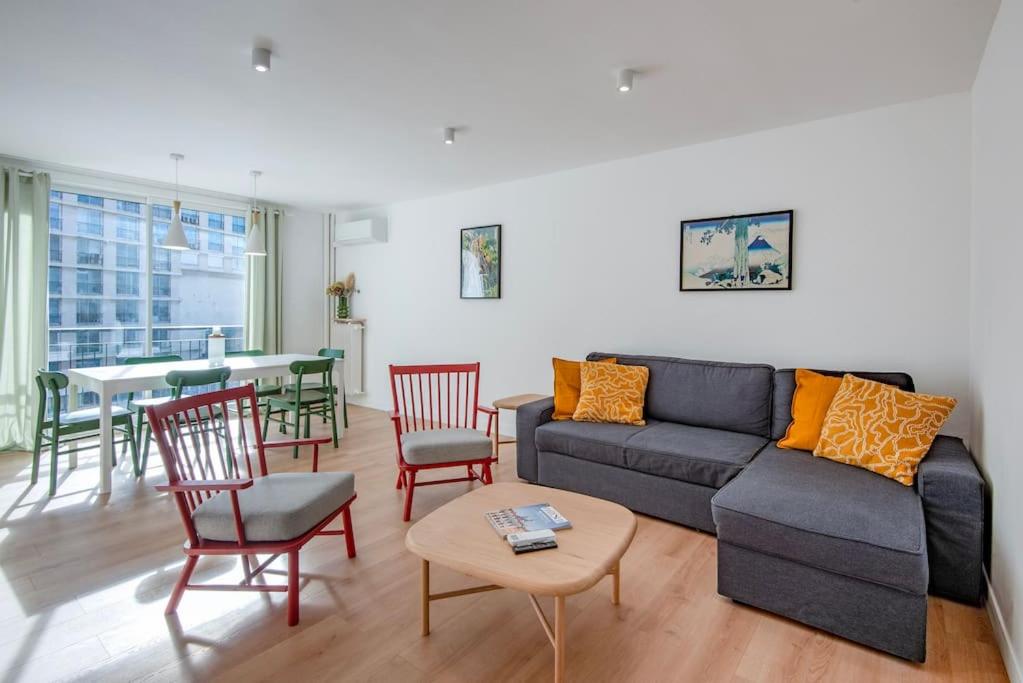 un salon avec un canapé, des chaises et une table dans l'établissement Appartement Marseille VIEUX PORT, à Marseille