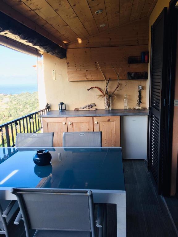 - une table et des chaises dans une pièce avec cuisine dans l'établissement APT 2 chambres vue exceptionnelle, à Tiuccia