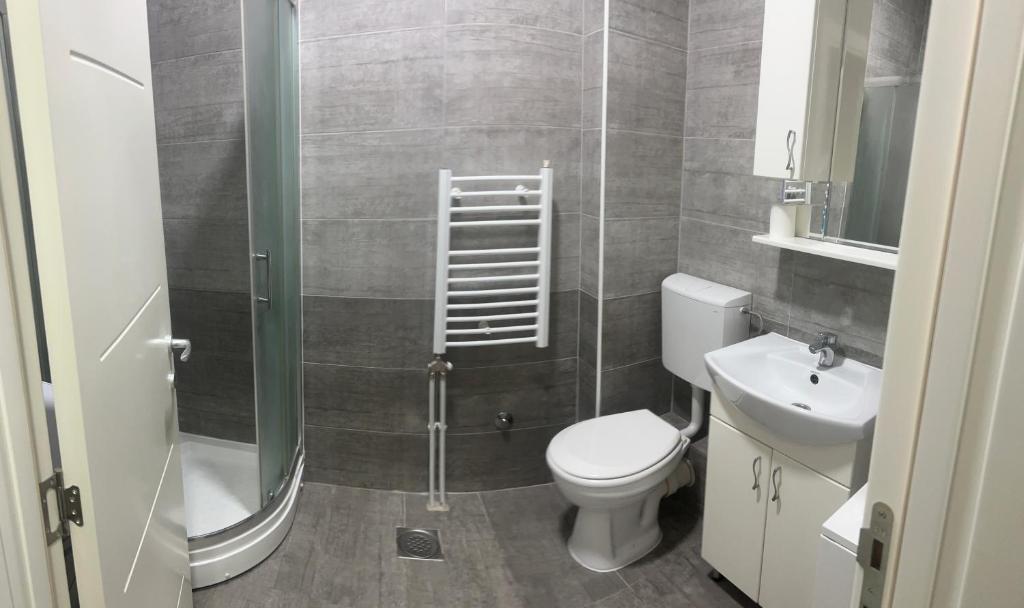 a bathroom with a toilet and a shower and a sink at Altina Gottfried Studio in Novi Grad
