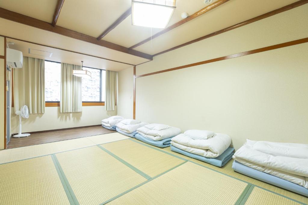 Postel nebo postele na pokoji v ubytování Miro Hotel Dotonbori