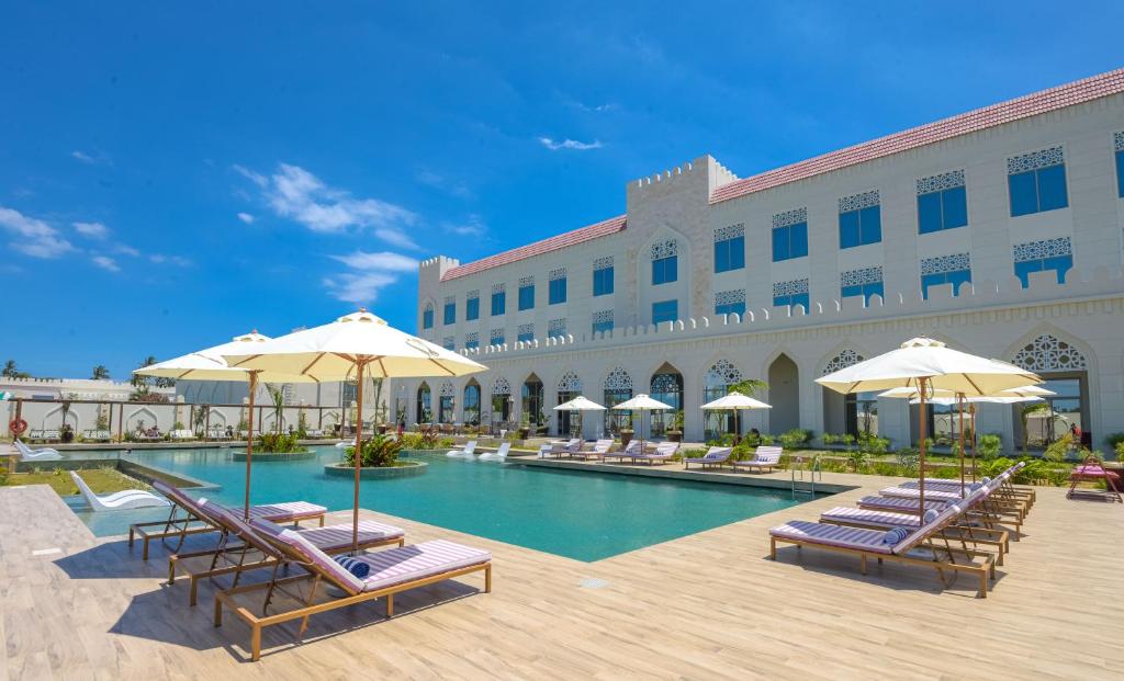 Kolam renang di atau di dekat Golden Tulip Zanzibar Airport Hotel & Spa