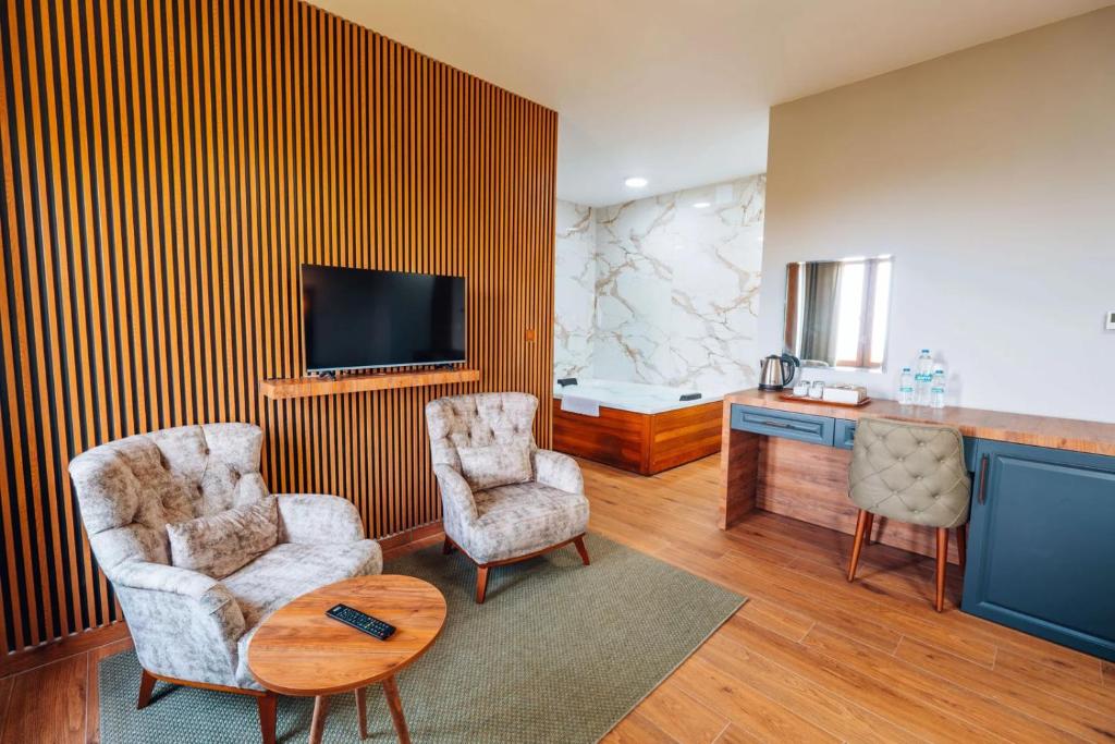 TV a/nebo společenská místnost v ubytování Mysia Olympos Hotel