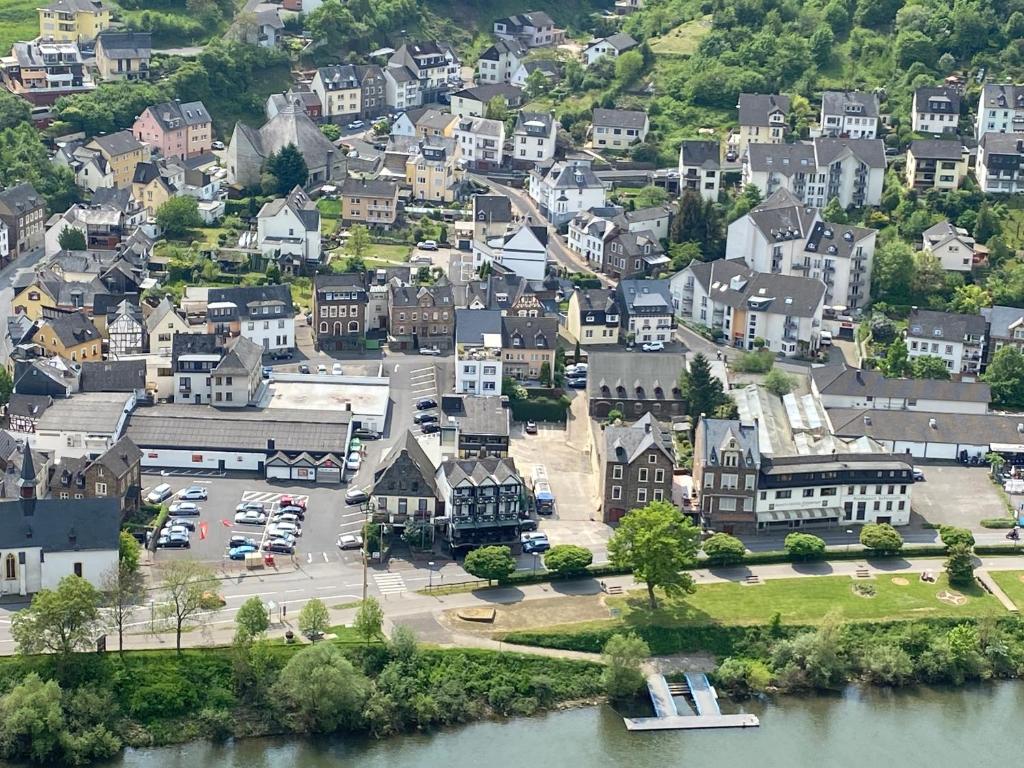 Nespecifikovaný výhled na destinaci Cochem nebo výhled na město při pohledu z hotelu