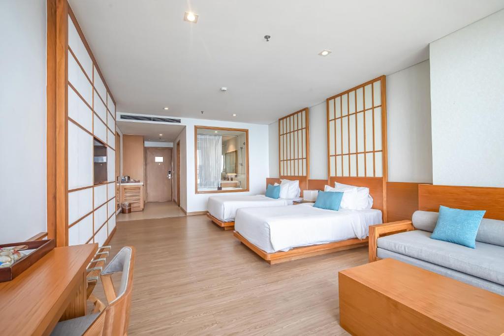 Premier Twin Room Partial Sea View with Balcony and Bathtub