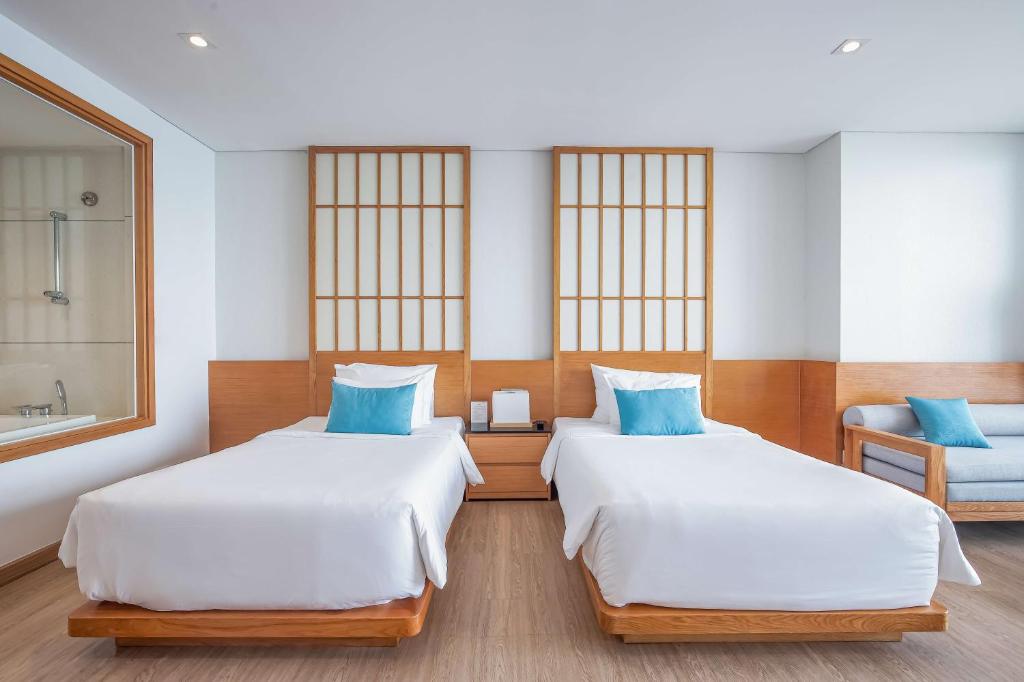 Premier Twin Room Partial Sea View with Balcony and Bathtub