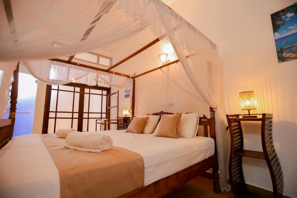 Postel nebo postele na pokoji v ubytování Nibbana Mirissa Hotel