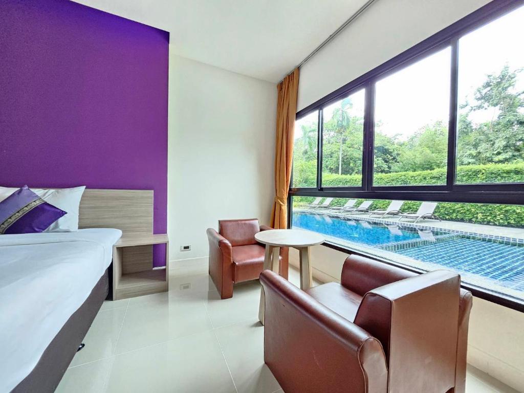 Bazén v ubytování S4 Nai Yang Beach - Near Phuket Airport nebo v jeho okolí