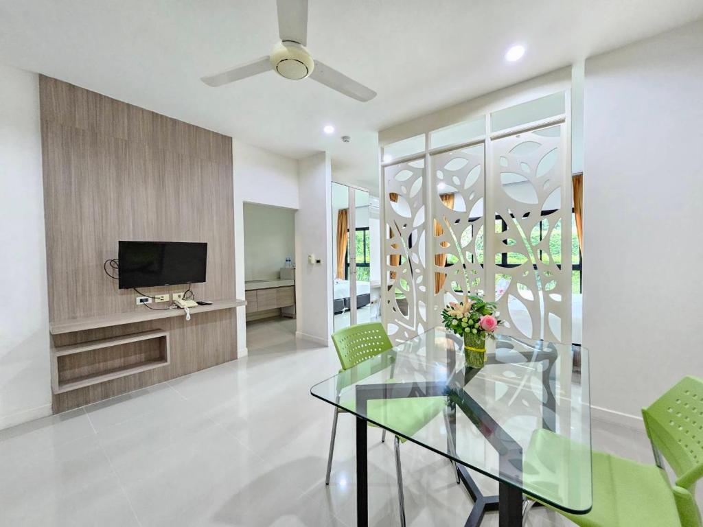 TV a/nebo společenská místnost v ubytování S4 Nai Yang Beach - Near Phuket Airport
