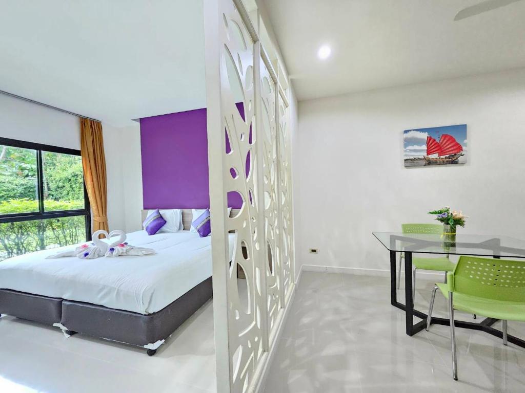Postel nebo postele na pokoji v ubytování S4 Nai Yang Beach - Near Phuket Airport