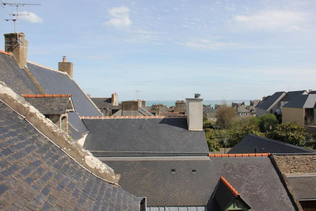- une vue sur les toits des maisons d'une ville dans l'établissement Maison au coeur de Cancale à 300m de la plage, à Cancale