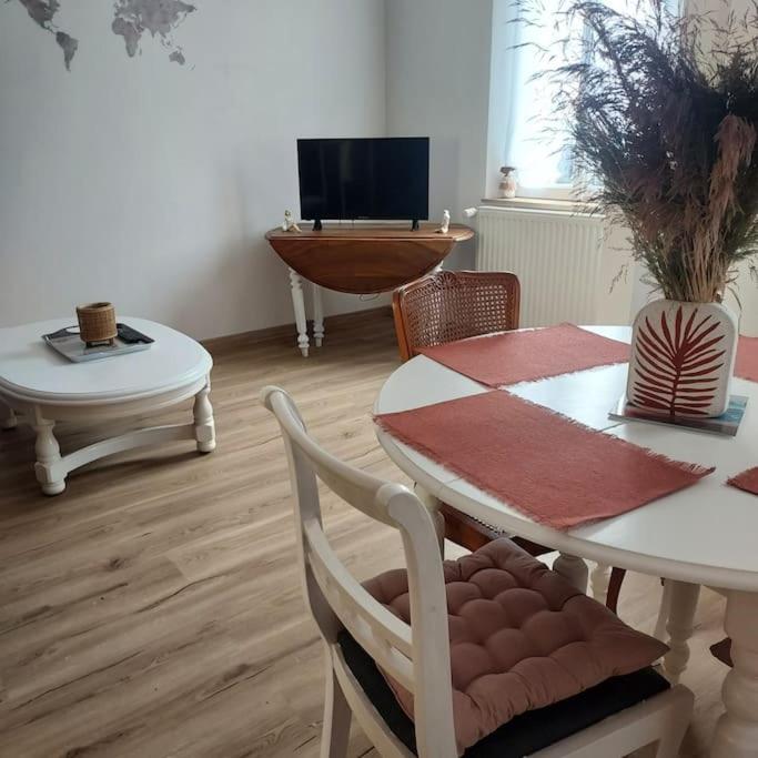 un salon avec une table, des chaises et une télévision dans l'établissement Plage et centre ville à proximité, à Mers-les-Bains