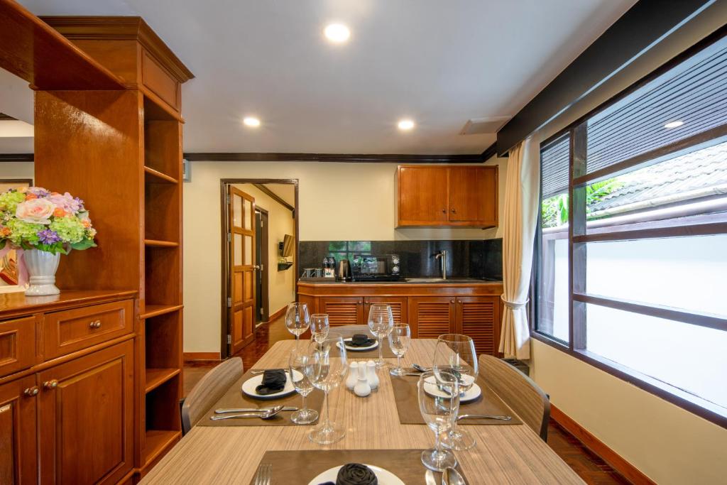 Princess Kamala Beachfront Hotel - SHA Extra Plus - Villa De Deux Chambres