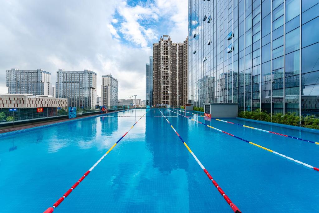 Bazén v ubytování ONESS Executive Hotel Guangzhou Huangpu Luogang nebo v jeho okolí