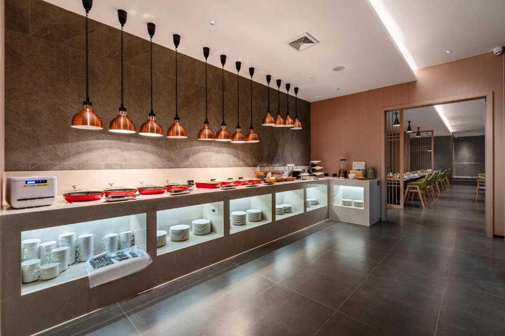 Kuchyň nebo kuchyňský kout v ubytování ONESS Executive Hotel Guangzhou Huangpu Luogang