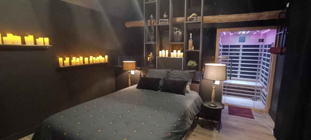 ein Schlafzimmer mit einem Bett und zwei Lampen und einem Fenster in der Unterkunft "BLACQ ROOM" Luxe, balnéo, sauna 50 nuances de grey in Boeschèpe