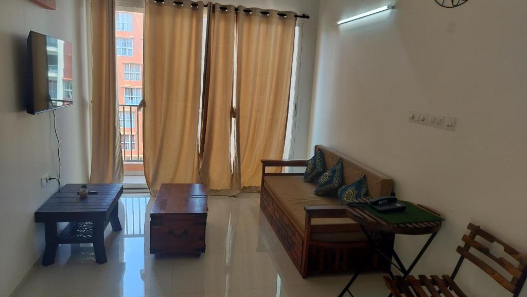 TV a/nebo společenská místnost v ubytování Good Stay 2 BHK With Pool View Apartment 6km from Airport, -805